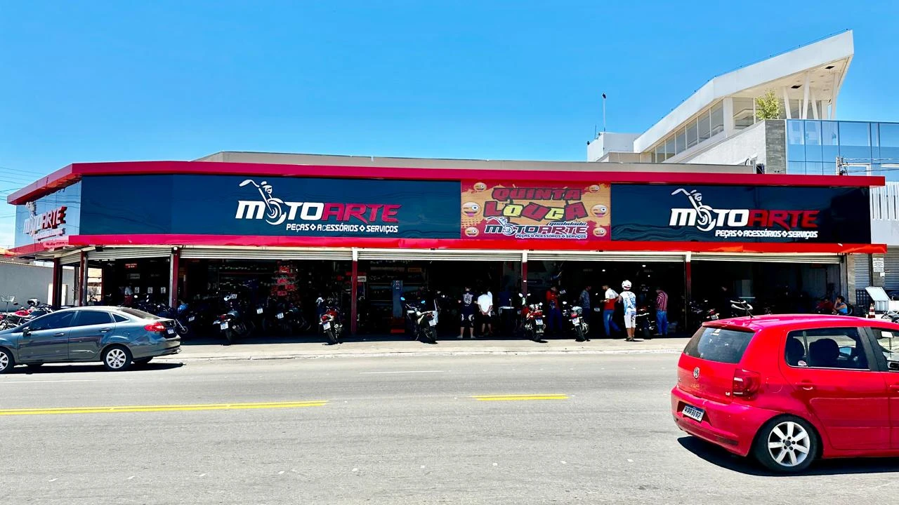 Fachada extensa de loja de motos