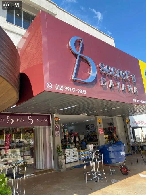 Fachada em ACM vermelho com letras metálicas