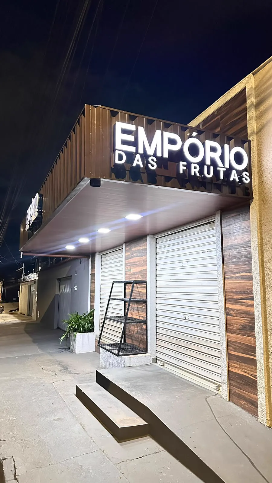 Letras-caixa iluminadas na fachada do Empório das Frutas