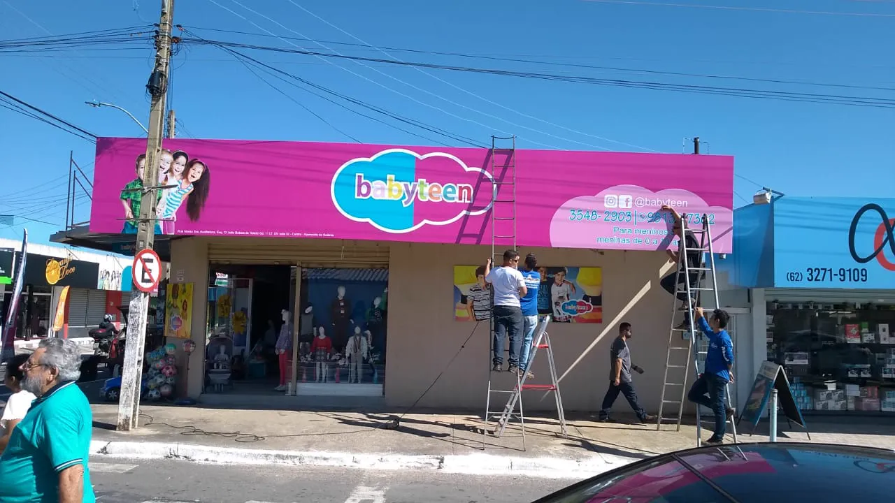 Equipe instalando fachada comercial