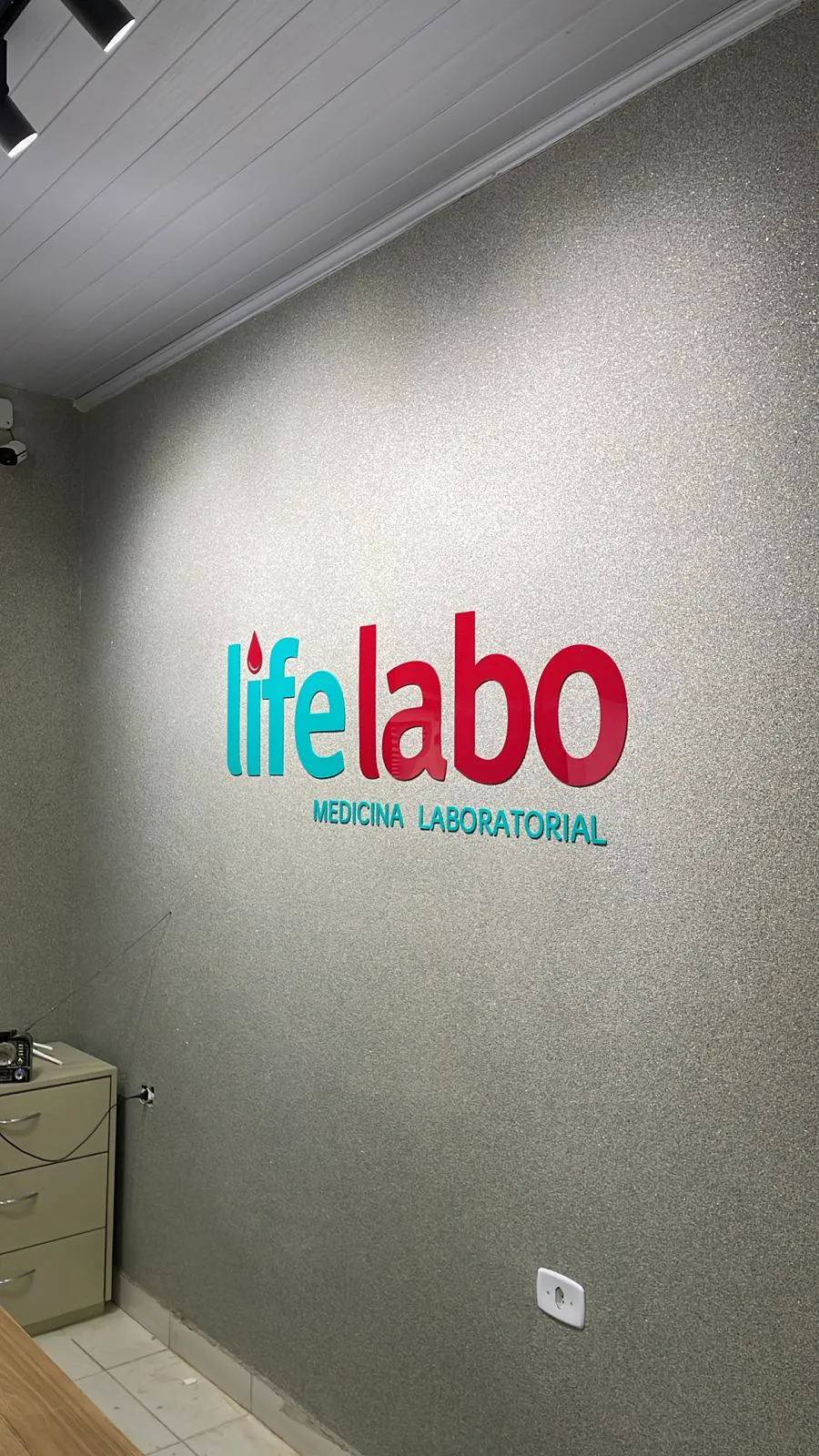 Letras em acrílico instaladas em parede